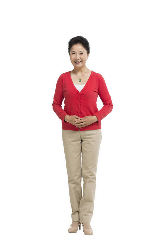 东方人,老年人,一个人,站,微笑,竖图,彩色,室内,白天,留白,抠图,白色背景,正面,时尚,幸福,北京,中国,春节,新年,仅一个女性,仅一个人,节日,庆祝,图片,注视,文化,老人,观察,看,庆典,健康,喜庆,放松,摄影,仅一个老年女性,生活方式,观看,纪念,察看,关注,慈祥,端庄,乐观,和善,老年女性,女人,女性,亚洲人,中国人,全身,影棚拍摄,欢乐,红衣,传统节日,bj174