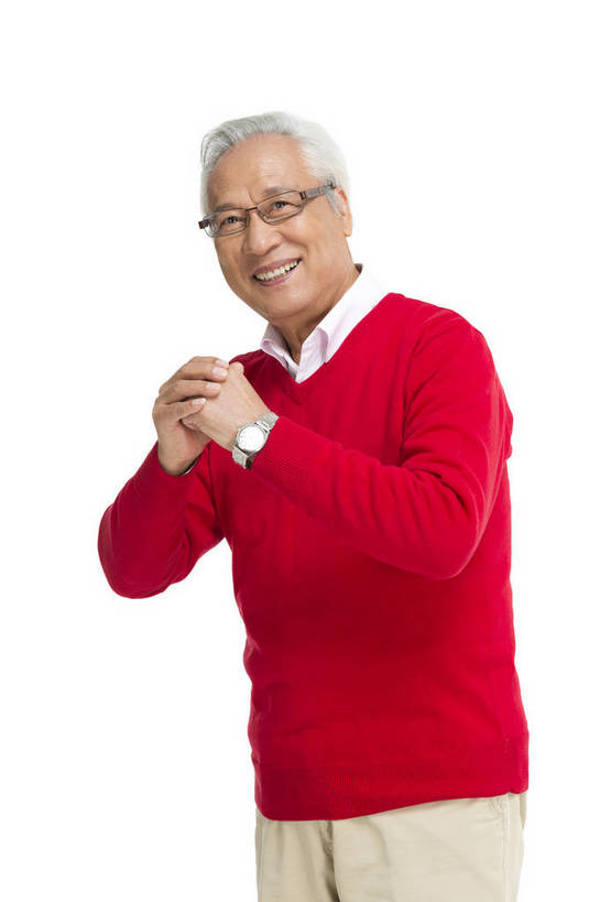 东方人,老年人,一个人,站,笑,竖图,彩色,室内,白天,留白,抠图,白色背景,侧面,时尚,幸福,北京,中国,春节,新年,节日,庆祝,图片,文化,老人,仅一个老年男性,庆典,健康,喜庆,放松,抱拳,摄影,生活方式,纪念,慈祥,乐观,行礼,和善,老年男性,男人,男性,亚洲人,中国人,半身,影棚拍摄,欢乐,拜年,红衣,传统节日,bj174