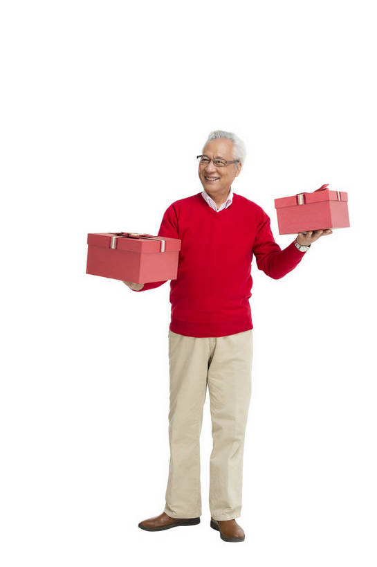东方人,老年人,一个人,站,微笑,竖图,彩色,室内,白天,留白,抠图,白色背景,正面,时尚,幸福,礼盒,北京,中国,春节,新年,节日,庆祝,图片,纸盒,文化,老人,仅一个老年男性,庆典,健康,喜庆,展示,放松,摄影,生活方式,纪念,慈祥,乐观,和善,老年男性,男人,男性,亚洲人,中国人,捧着,全身,影棚拍摄,欢乐,红衣,传统节日,bj174