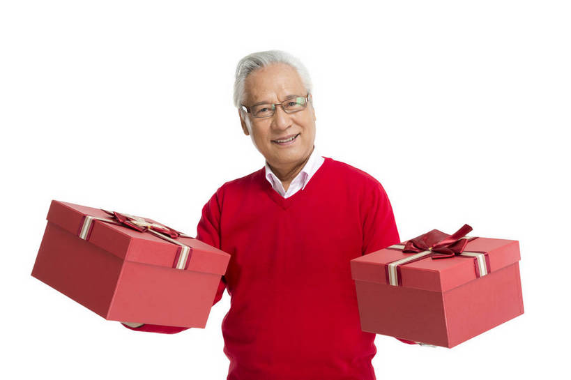 东方人,老年人,一个人,站,微笑,横图,彩色,室内,白天,留白,抠图,白色背景,正面,时尚,幸福,礼盒,北京,中国,春节,新年,节日,庆祝,图片,纸盒,文化,老人,仅一个老年男性,庆典,健康,喜庆,展示,放松,摄影,生活方式,纪念,慈祥,乐观,和善,老年男性,男人,男性,亚洲人,中国人,捧着,半身,影棚拍摄,欢乐,红衣,传统节日,bj174