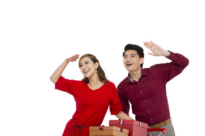 东方人,中年人,两个人,家庭,夫妻,站,笑,横图,彩色,室内,白天,留白,抠图,白色背景,正面,购物,时尚,幸福,礼盒,购物车,北京,中国,春节,新年,节日,庆祝,图片,推车,纸盒,休闲装,文化,现代,庆典,休闲,健康,温馨,喜庆,放松,美女,亲密,短裙,摄影,生活方式,纪念,和睦,观望,采购,亲情,合家欢,乐观,男人,男性,年轻男性,年轻女性,女人,女性,中年男性,亚洲人,中国人,年轻人,情侣,半身,影棚拍摄,爱,欢乐,传统节日,bj174