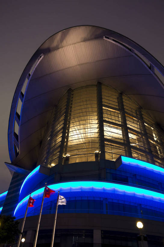 竖图,彩色,室外,旅游,度假,名胜古迹,标志建筑,地标,建筑,夜景,香港,中国,遗迹,图片,辉煌,古迹,文物,娱乐,建设,古建筑,地标建筑,享受,休闲,旅游胜地,放松,摄影,文明,展览馆,古文明,发展,灯火辉煌,繁荣,香港会展中心,旅行,bj174