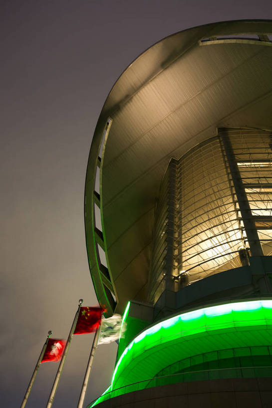 竖图,彩色,室外,旅游,度假,名胜古迹,标志建筑,地标,建筑,夜景,香港,中国,遗迹,图片,辉煌,古迹,文物,娱乐,建设,古建筑,地标建筑,享受,休闲,旅游胜地,放松,摄影,文明,展览馆,古文明,发展,灯火辉煌,繁荣,香港会展中心,旅行,bj174