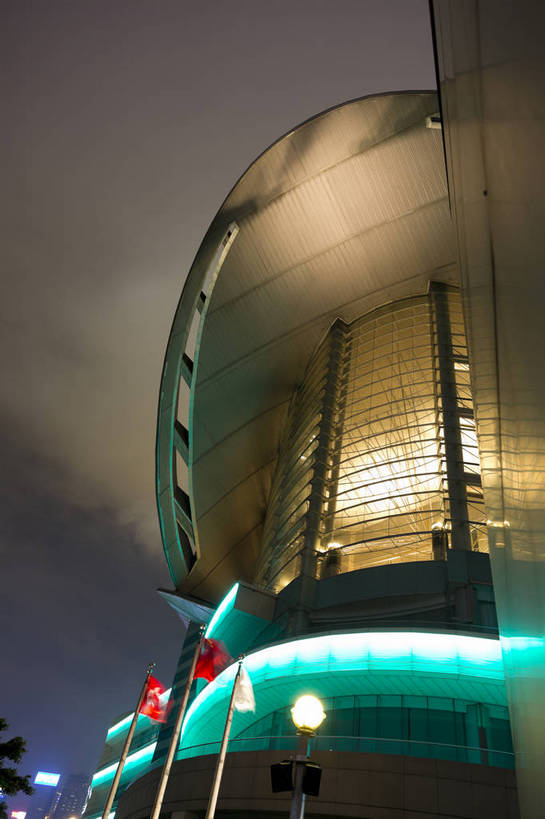 竖图,彩色,室外,旅游,度假,名胜古迹,标志建筑,地标,建筑,夜景,香港,中国,遗迹,图片,辉煌,古迹,文物,娱乐,建设,古建筑,地标建筑,享受,休闲,旅游胜地,放松,摄影,文明,展览馆,古文明,发展,灯火辉煌,繁荣,香港会展中心,旅行,bj174