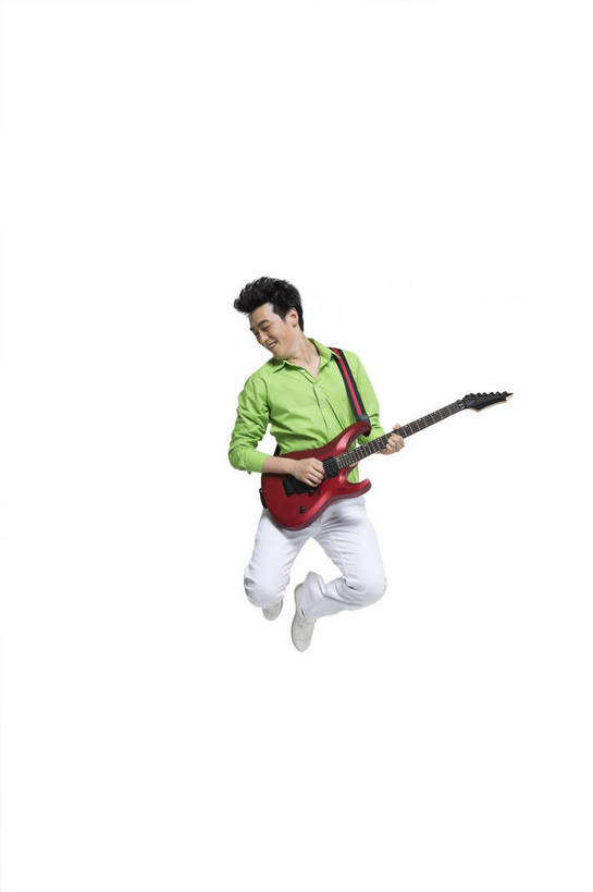 东方人,竖图,彩色,室内,白天,留白,抠图,白色背景,正面,时尚,陶醉,跳舞,快乐,幸福,北京,中国,仅一个人,图片,弹奏,演奏,弹吉他,休闲装,现代,享受,休闲,放松,活力,自信,唱歌,摄影,生活方式,青春,手舞足蹈,演唱,歌唱,动感,乐观,男人,男性,年轻男性,亚洲人,中国人,年轻人,跳跃,全身,影棚拍摄,愉快,bj174