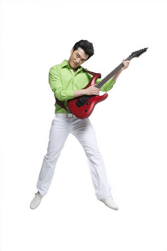 东方人,竖图,彩色,室内,白天,留白,抠图,白色背景,正面,时尚,陶醉,跳舞,快乐,幸福,北京,中国,仅一个人,图片,弹奏,演奏,弹吉他,休闲装,现代,享受,休闲,放松,活力,自信,唱歌,摄影,生活方式,青春,手舞足蹈,演唱,歌唱,动感,乐观,男人,男性,年轻男性,亚洲人,中国人,年轻人,跳跃,全身,影棚拍摄,愉快,bj174