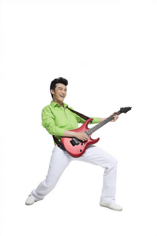 东方人,竖图,彩色,室内,白天,留白,抠图,白色背景,侧面,时尚,陶醉,跳舞,快乐,幸福,北京,中国,仅一个人,图片,弹奏,演奏,弹吉他,休闲装,现代,半蹲,享受,休闲,放松,活力,自信,唱歌,摄影,生活方式,青春,手舞足蹈,演唱,歌唱,动感,乐观,男人,男性,年轻男性,亚洲人,中国人,年轻人,全身,影棚拍摄,愉快,bj174