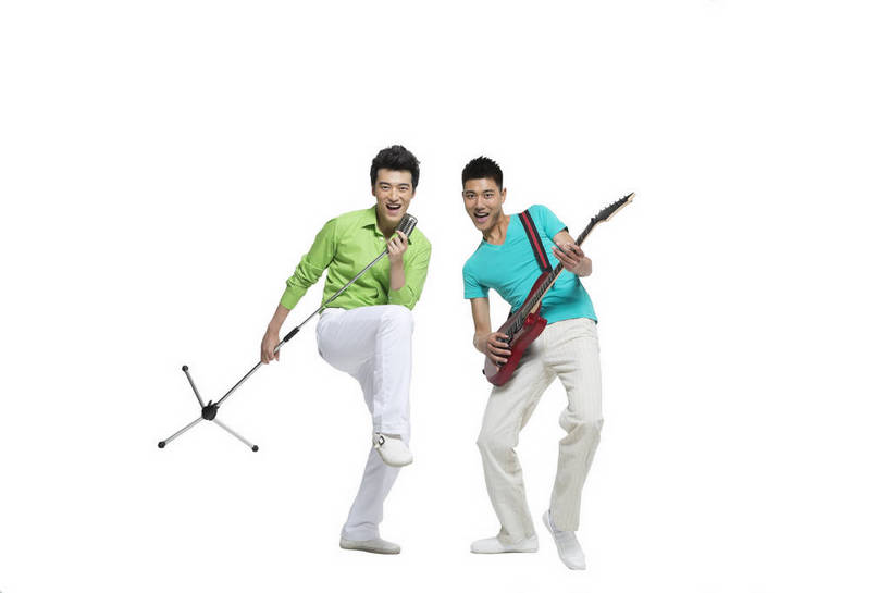 东方人,横图,彩色,室内,白天,留白,抠图,白色背景,正面,时尚,陶醉,跳舞,快乐,幸福,北京,中国,仅一个人,图片,弹奏,演奏,弹吉他,休闲装,现代,半蹲,享受,休闲,放松,活力,自信,唱歌,摄影,生活方式,青春,手舞足蹈,演唱,歌唱,动感,乐观,男人,男性,年轻男性,亚洲人,中国人,年轻人,全身,影棚拍摄,愉快,bj174