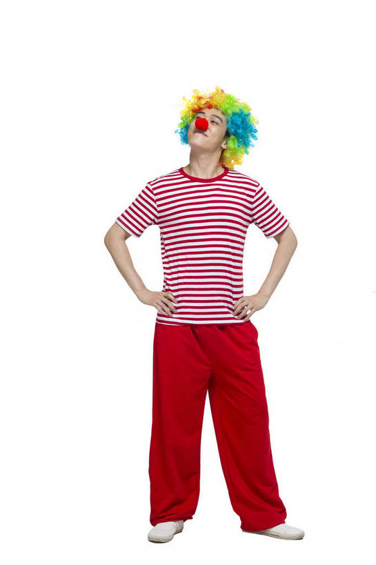 东方人,鼻子,小丑,站,笑,竖图,彩色,室内,白天,留白,抠图,白色背景,正面,时尚,快乐,幸福,北京,中国,仅一个人,图片,休闲装,现代,红色,休闲,表情,卡通,放松,活力,自信,摄影,生活方式,青春,搞笑,幽默,有趣,滑稽,动感,乐观,男人,男性,年轻男性,亚洲人,中国人,年轻人,全身,影棚拍摄,愉快,bj174