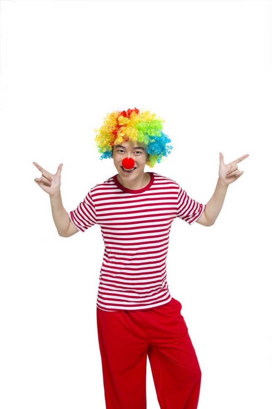 东方人,鼻子,小丑,站,笑,竖图,彩色,室内,白天,留白,抠图,白色背景,正面,时尚,快乐,幸福,北京,中国,仅一个人,图片,休闲装,现代,红色,休闲,表情,卡通,放松,活力,自信,摄影,生活方式,青春,搞笑,幽默,有趣,滑稽,动感,乐观,男人,男性,年轻男性,亚洲人,中国人,年轻人,半身,影棚拍摄,愉快,bj174