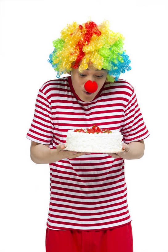 东方人,鼻子,小丑,站,笑,竖图,彩色,室内,白天,留白,抠图,白色背景,正面,时尚,快乐,幸福,北京,中国,仅一个人,图片,食品,甜点,休闲装,现代,红色,休闲,表情,卡通,放松,活力,夸张,自信,摄影,生活方式,青春,搞笑,幽默,有趣,滑稽,动感,乐观,男人,男性,年轻男性,亚洲人,中国人,年轻人,捧着,半身,影棚拍摄,愉快,蛋糕,bj174