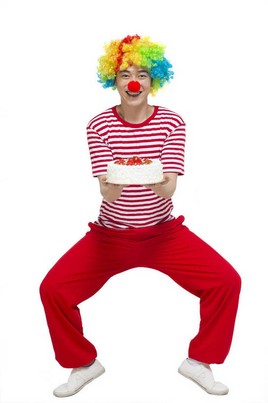 东方人,鼻子,小丑,站,笑,竖图,彩色,室内,白天,留白,抠图,白色背景,正面,时尚,快乐,幸福,北京,中国,仅一个人,图片,食品,甜点,休闲装,现代,红色,休闲,表情,卡通,放松,活力,夸张,自信,摄影,生活方式,青春,搞笑,幽默,有趣,滑稽,动感,乐观,男人,男性,年轻男性,亚洲人,中国人,年轻人,捧着,全身,影棚拍摄,愉快,蛋糕,bj174