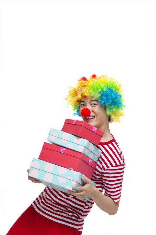 东方人,鼻子,小丑,站,笑,竖图,彩色,室内,白天,留白,抠图,白色背景,正面,侧面,时尚,快乐,幸福,礼盒,北京,中国,仅一个人,图片,纸盒,休闲装,现代,红色,休闲,表情,卡通,放松,活力,夸张,自信,摄影,生活方式,青春,搞笑,幽默,有趣,滑稽,动感,乐观,男人,男性,年轻男性,亚洲人,中国人,年轻人,捧着,半身,影棚拍摄,愉快,bj174