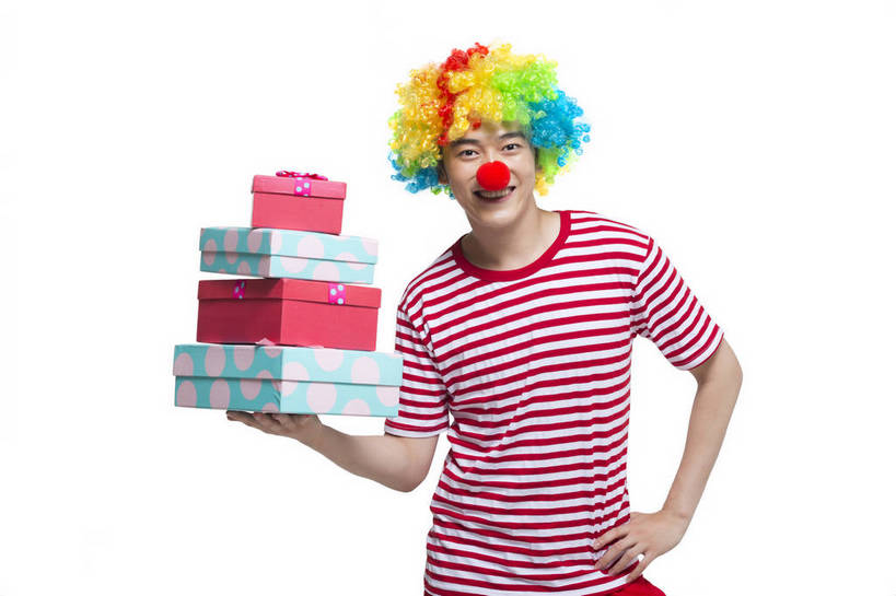 东方人,鼻子,小丑,站,笑,横图,彩色,室内,白天,留白,抠图,白色背景,正面,侧面,时尚,快乐,幸福,礼盒,北京,中国,仅一个人,图片,纸盒,休闲装,现代,红色,休闲,表情,卡通,放松,活力,夸张,自信,摄影,生活方式,青春,搞笑,幽默,有趣,滑稽,动感,乐观,男人,男性,年轻男性,亚洲人,中国人,年轻人,捧着,半身,影棚拍摄,愉快,bj174