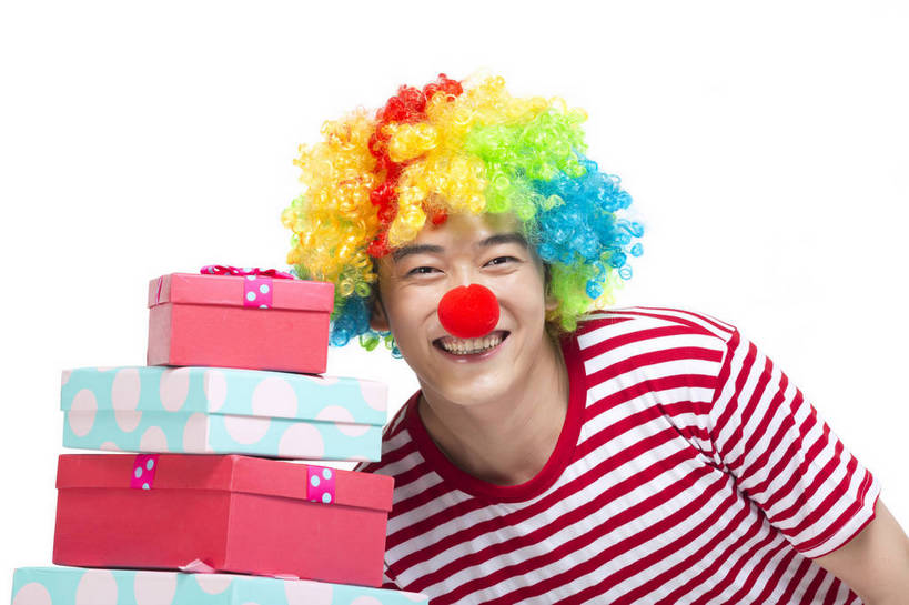 东方人,鼻子,小丑,站,笑,横图,彩色,室内,白天,留白,抠图,白色背景,正面,时尚,快乐,幸福,礼盒,北京,中国,仅一个人,图片,纸盒,休闲装,现代,红色,休闲,表情,卡通,放松,活力,夸张,自信,摄影,生活方式,青春,搞笑,幽默,有趣,滑稽,动感,乐观,男人,男性,年轻男性,亚洲人,中国人,年轻人,捧着,半身,影棚拍摄,愉快,bj174