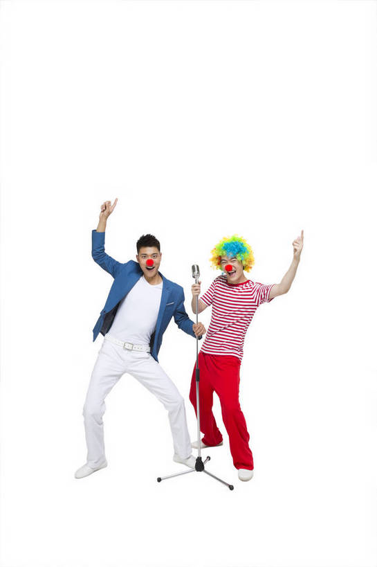 东方人,鼻子,两个人,伙伴,朋友,小丑,站,笑,竖图,彩色,室内,白天,留白,抠图,白色背景,正面,侧面,时尚,快乐,友谊,幸福,合作,团队,北京,中国,图片,休闲装,现代,红色,休闲,表情,卡通,放松,活力,夸张,自信,唱歌,摄影,生活方式,青春,搞笑,幽默,有趣,滑稽,麦克风,同伴,动感,乐观,友情,男人,男性,年轻男性,亚洲人,中国人,年轻人,全身,影棚拍摄,愉快,bj174