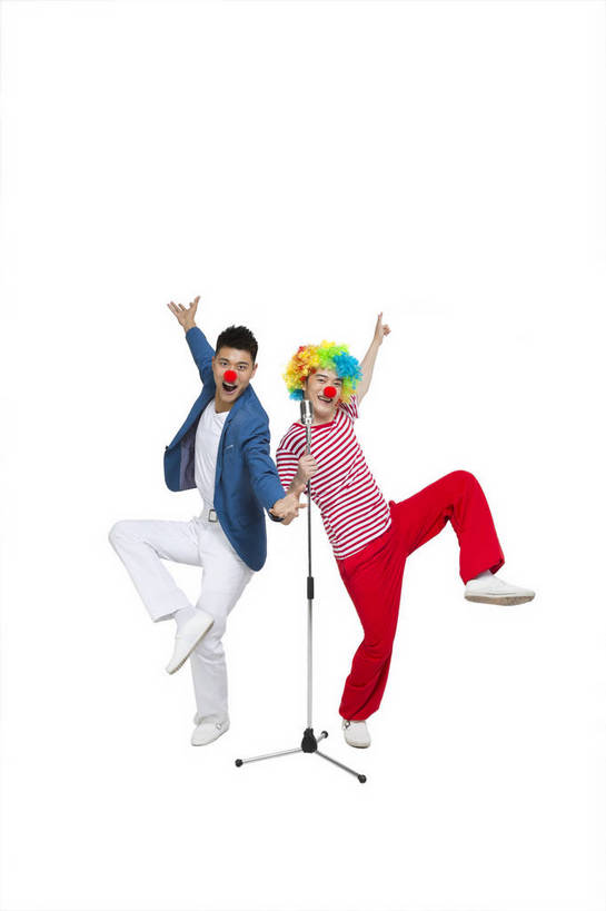 东方人,鼻子,两个人,伙伴,朋友,小丑,站,笑,竖图,彩色,室内,白天,留白,抠图,白色背景,正面,侧面,时尚,快乐,友谊,幸福,合作,团队,北京,中国,图片,休闲装,现代,红色,休闲,表情,卡通,放松,活力,夸张,自信,唱歌,摄影,生活方式,青春,搞笑,幽默,有趣,滑稽,麦克风,同伴,动感,乐观,友情,男人,男性,年轻男性,亚洲人,中国人,年轻人,全身,影棚拍摄,愉快,bj174