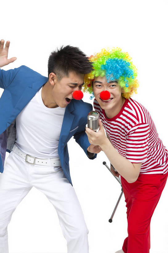 东方人,鼻子,两个人,伙伴,朋友,小丑,站,笑,竖图,彩色,室内,白天,留白,抠图,白色背景,正面,侧面,时尚,快乐,友谊,幸福,合作,团队,北京,中国,图片,休闲装,现代,红色,休闲,表情,卡通,放松,活力,夸张,自信,唱歌,摄影,生活方式,青春,搞笑,幽默,有趣,滑稽,麦克风,同伴,动感,乐观,友情,男人,男性,年轻男性,亚洲人,中国人,年轻人,半身,影棚拍摄,愉快,bj174