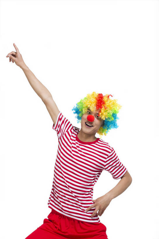 东方人,鼻子,小丑,站,笑,竖图,彩色,室内,白天,留白,抠图,白色背景,正面,时尚,快乐,幸福,北京,中国,仅一个人,图片,休闲装,现代,红色,休闲,表情,卡通,放松,活力,自信,摄影,生活方式,青春,搞笑,幽默,有趣,滑稽,指向,动感,乐观,男人,男性,年轻男性,亚洲人,中国人,年轻人,举手,半身,影棚拍摄,愉快,bj174