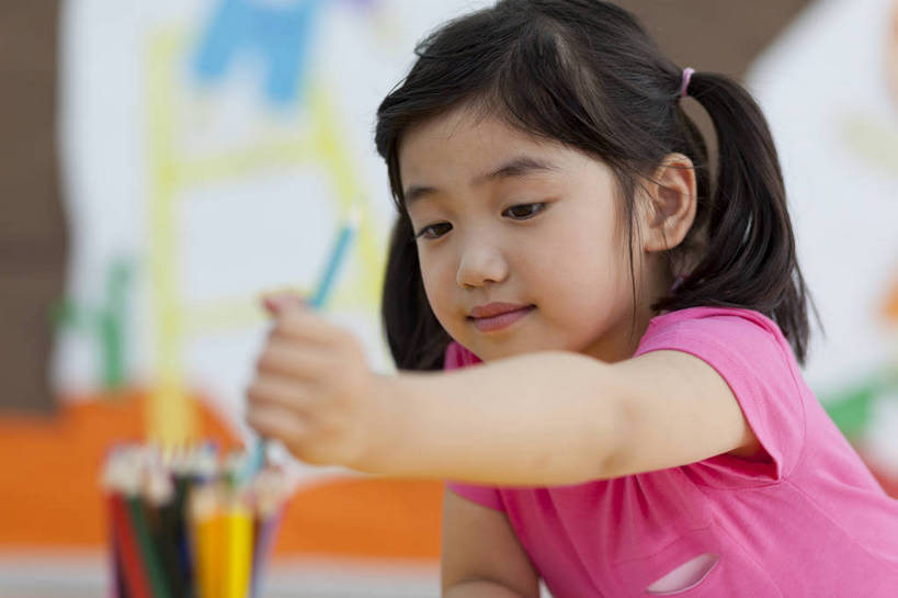 东方人,婴儿,儿童,一个人,站,微笑,横图,彩色,室内,白天,侧面,快乐,幸福,纯洁,北京,中国,图片,拿,书桌,小孩,小女孩,背景墙,铅笔,教室,放松,可爱,童年,童趣,幼儿园,摄影,活泼,成长,希望,好奇,未来,宝宝,纯真,烂漫,无邪,乐观,卡通画,伶俐,天真,女孩,女人,女性,亚洲人,中国人,孩子,半身,女生,bj174