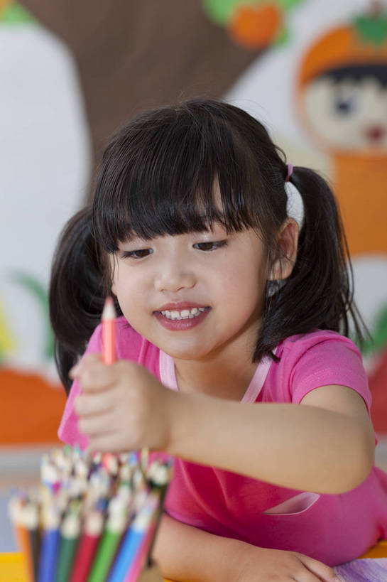 东方人,婴儿,儿童,一个人,站,微笑,竖图,彩色,室内,白天,正面,快乐,幸福,纯洁,北京,中国,图片,拿,书桌,小孩,小女孩,背景墙,铅笔,教室,放松,可爱,童年,童趣,幼儿园,摄影,活泼,成长,希望,好奇,未来,宝宝,纯真,烂漫,无邪,乐观,卡通画,伶俐,天真,女孩,女人,女性,亚洲人,中国人,孩子,半身,女生,bj174