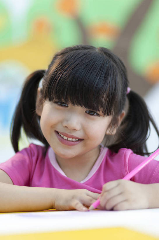 东方人,婴儿,儿童,一个人,坐,微笑,竖图,彩色,室内,白天,正面,快乐,幸福,纯洁,北京,中国,写字,学习,图片,书桌,小孩,小女孩,背景墙,铅笔,教室,放松,可爱,童年,童趣,幼儿园,摄影,活泼,成长,希望,好奇,未来,宝宝,纯真,烂漫,无邪,乐观,卡通画,伶俐,认真,天真,女孩,女人,女性,亚洲人,中国人,孩子,半身,女生,bj174