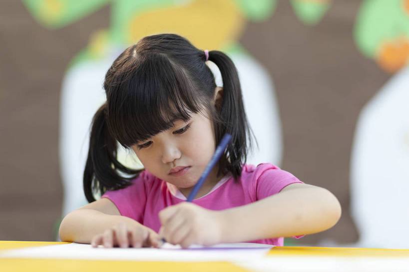 东方人,婴儿,儿童,一个人,坐,横图,彩色,室内,白天,正面,快乐,幸福,纯洁,北京,中国,写字,学习,图片,书桌,小孩,小女孩,背景墙,铅笔,教室,放松,可爱,童年,童趣,幼儿园,摄影,活泼,成长,希望,好奇,未来,宝宝,纯真,烂漫,无邪,乐观,卡通画,伶俐,认真,天真,女孩,女人,女性,亚洲人,中国人,孩子,半身,女生,bj174