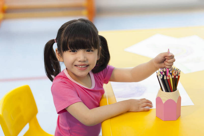 东方人,婴儿,儿童,一个人,坐,横图,彩色,室内,白天,侧面,快乐,幸福,纯洁,北京,中国,写字,学习,图片,书桌,小孩,小女孩,背景墙,铅笔,教室,放松,可爱,童年,童趣,幼儿园,摄影,活泼,成长,希望,好奇,未来,宝宝,纯真,烂漫,无邪,乐观,卡通画,伶俐,认真,天真,女孩,女人,女性,亚洲人,中国人,孩子,半身,女生,bj174