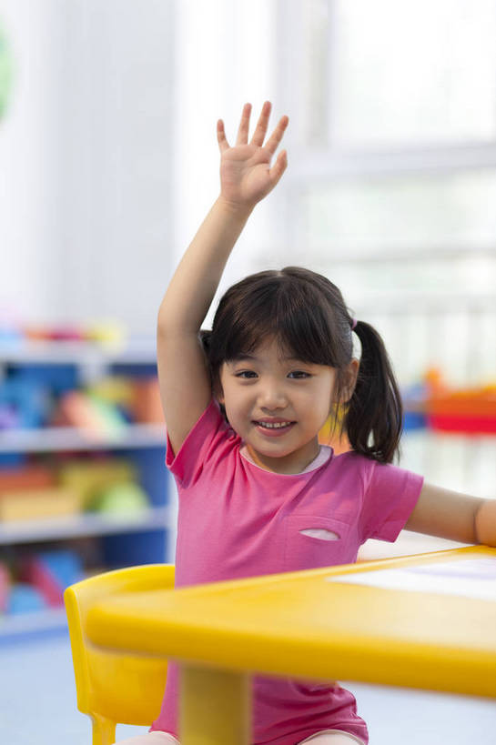 东方人,婴儿,儿童,一个人,坐,笑,竖图,彩色,室内,白天,正面,快乐,幸福,纯洁,北京,中国,学习,图片,书桌,小孩,小女孩,背景墙,教室,放松,可爱,童年,童趣,幼儿园,摄影,活泼,成长,希望,好奇,未来,宝宝,提问,纯真,烂漫,无邪,回答,乐观,卡通画,伶俐,认真,天真,女孩,女人,女性,亚洲人,中国人,孩子,举手,半身,女生,bj174