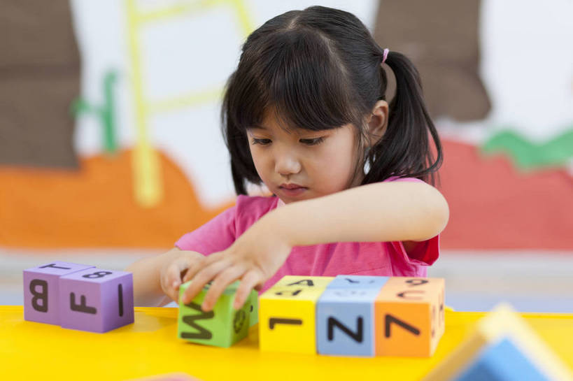 东方人,婴儿,儿童,一个人,坐,横图,彩色,室内,白天,侧面,游戏,快乐,幸福,纯洁,智慧,玩具,北京,中国,数字,图片,字母,玩,娱乐,书桌,小孩,小女孩,背景墙,休闲,教室,积木,放松,可爱,童年,童趣,益智,幼儿园,摄影,活泼,成长,活动,希望,好奇,思维,未来,发泄,消遣,智力,宝宝,摆弄,想象,纯真,烂漫,无邪,宣泄,乐观,卡通画,伶俐,认真,天真,女孩,女人,女性,亚洲人,中国人,孩子,玩耍,嬉戏,半身,女生,bj174