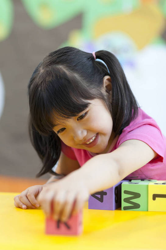 东方人,婴儿,儿童,一个人,坐,竖图,彩色,室内,白天,侧面,游戏,快乐,幸福,纯洁,智慧,玩具,北京,中国,数字,图片,字母,玩,娱乐,书桌,小孩,小女孩,背景墙,休闲,教室,积木,放松,可爱,童年,童趣,益智,幼儿园,摄影,活泼,成长,活动,希望,好奇,思维,未来,发泄,消遣,智力,宝宝,摆弄,想象,纯真,烂漫,无邪,宣泄,乐观,卡通画,伶俐,认真,天真,女孩,女人,女性,亚洲人,中国人,孩子,玩耍,嬉戏,半身,女生,bj174