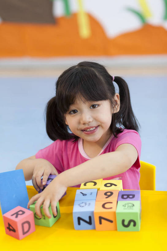 东方人,婴儿,儿童,一个人,坐,微笑,竖图,彩色,室内,白天,正面,游戏,快乐,幸福,纯洁,智慧,玩具,北京,中国,数字,图片,字母,玩,娱乐,书桌,小孩,小女孩,背景墙,休闲,教室,积木,放松,可爱,童年,童趣,益智,幼儿园,摄影,活泼,成长,活动,希望,好奇,思维,未来,发泄,消遣,智力,宝宝,摆弄,想象,纯真,烂漫,无邪,宣泄,乐观,卡通画,伶俐,认真,天真,女孩,女人,女性,亚洲人,中国人,孩子,玩耍,嬉戏,半身,女生,bj174