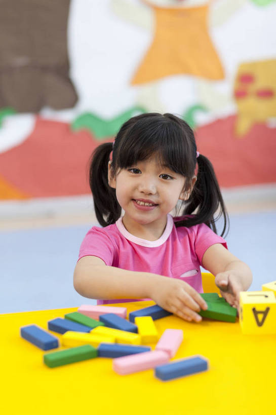 东方人,婴儿,儿童,一个人,坐,微笑,竖图,彩色,室内,白天,正面,游戏,快乐,幸福,纯洁,智慧,玩具,北京,中国,数字,图片,字母,玩,娱乐,书桌,小孩,小女孩,背景墙,休闲,教室,积木,放松,可爱,童年,童趣,益智,幼儿园,摄影,活泼,成长,活动,希望,好奇,思维,未来,发泄,消遣,智力,宝宝,摆弄,想象,纯真,烂漫,无邪,宣泄,乐观,卡通画,伶俐,认真,天真,女孩,女人,女性,亚洲人,中国人,孩子,玩耍,嬉戏,半身,女生,bj174