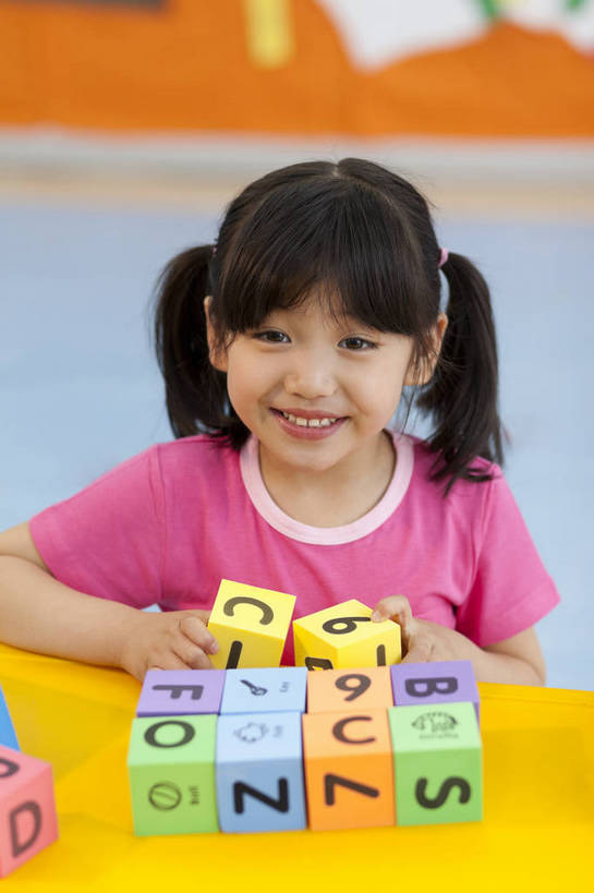 东方人,婴儿,儿童,一个人,坐,微笑,竖图,彩色,室内,白天,正面,游戏,快乐,幸福,纯洁,智慧,玩具,北京,中国,数字,图片,字母,玩,娱乐,书桌,小孩,小女孩,背景墙,休闲,教室,积木,放松,可爱,童年,童趣,益智,幼儿园,摄影,活泼,成长,活动,希望,好奇,思维,未来,发泄,消遣,智力,宝宝,摆弄,想象,纯真,烂漫,无邪,宣泄,乐观,卡通画,伶俐,认真,天真,女孩,女人,女性,亚洲人,中国人,孩子,玩耍,嬉戏,半身,女生,bj174