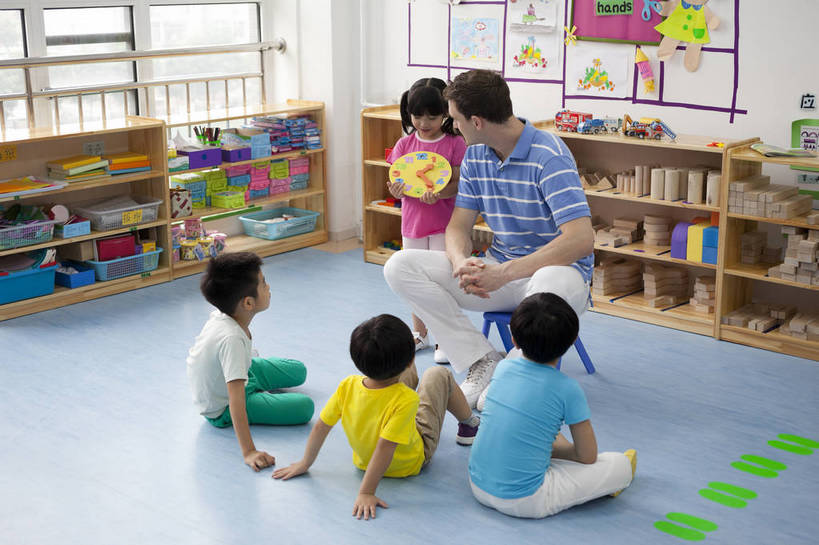 东方人,西方人,婴儿,儿童,中年人,伙伴,教师,坐,盘腿,横图,彩色,室内,白天,侧面,快乐,友谊,幸福,纯洁,合作,柜子,玩具,北京,中国,欧洲人,五个人,图片,教育,小孩,小女孩,背面,背景墙,钟表,教室,放松,可爱,童年,童趣,讲解,外教,幼儿园,摄影,活泼,成长,希望,好奇,未来,学前教育,同伴,宝宝,纯真,烂漫,无邪,乐观,卡通画,伶俐,天真,友情,男孩,男人,男性,年轻男性,美国人,亚洲人,中国人,孩子,年轻人,盘腿而坐,盘膝,盘着腿的,盘着腿坐,双腿交叉,玩耍,坐着,全身,男生,师生,bj174