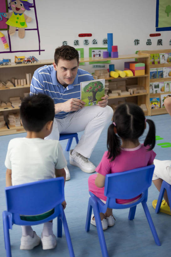 东方人,西方人,婴儿,儿童,中年人,三个人,伙伴,教师,坐,竖图,彩色,室内,白天,侧面,快乐,友谊,幸福,纯洁,合作,柜子,玩具,北京,中国,欧洲人,板凳,图片,教育,小孩,小女孩,背面,背景墙,画册,教室,放松,可爱,童年,童趣,讲解,外教,幼儿园,摄影,活泼,成长,希望,好奇,未来,学前教育,同伴,宝宝,纯真,烂漫,无邪,听讲,乐观,卡通画,伶俐,认真,天真,友情,男孩,男人,男性,年轻男性,美国人,亚洲人,中国人,孩子,年轻人,全身,男生,师生,bj174