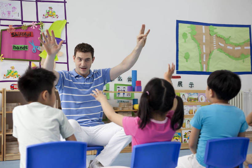 东方人,西方人,婴儿,儿童,中年人,四个人,伙伴,教师,坐,横图,彩色,室内,白天,正面,快乐,友谊,幸福,纯洁,合作,柜子,玩具,北京,中国,欧洲人,板凳,图片,教育,小孩,小女孩,背面,背景墙,手势,教室,放松,可爱,童年,童趣,比划,讲解,外教,幼儿园,摄影,活泼,成长,希望,好奇,未来,学前教育,同伴,宝宝,纯真,烂漫,无邪,听讲,乐观,卡通画,伶俐,认真,天真,友情,男孩,男人,男性,年轻男性,美国人,亚洲人,中国人,孩子,年轻人,半身,男生,师生,bj174