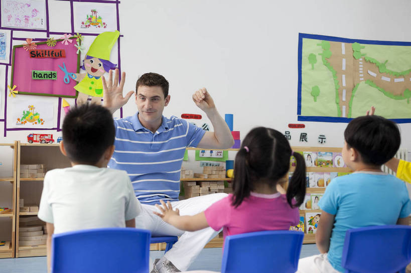 东方人,西方人,婴儿,儿童,中年人,四个人,伙伴,教师,坐,横图,彩色,室内,白天,正面,快乐,友谊,幸福,纯洁,合作,柜子,玩具,北京,中国,欧洲人,板凳,图片,教育,小孩,小女孩,背面,背景墙,手势,教室,放松,可爱,童年,童趣,比划,讲解,外教,幼儿园,摄影,活泼,成长,希望,好奇,未来,学前教育,同伴,宝宝,纯真,烂漫,无邪,听讲,乐观,卡通画,伶俐,认真,天真,友情,男孩,男人,男性,年轻男性,美国人,亚洲人,中国人,孩子,年轻人,半身,男生,师生,bj174