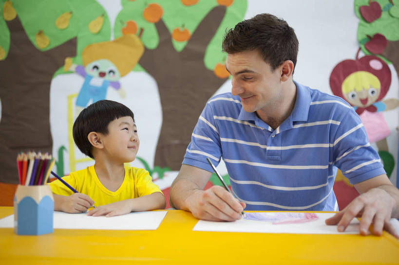 东方人,西方人,婴儿,儿童,中年人,两个人,伙伴,教师,坐,笑,微笑,横图,彩色,室内,白天,正面,快乐,友谊,幸福,纯洁,合作,北京,中国,欧洲人,图片,教育,书桌,相视,小孩,背景墙,铅笔,教室,面对面,放松,可爱,童年,童趣,外教,幼儿园,摄影,活泼,成长,希望,对视,好奇,互视,未来,学前教育,同伴,宝宝,相对,纯真,烂漫,无邪,相看,乐观,卡通画,伶俐,认真,天真,友情,男孩,男人,男性,年轻男性,美国人,亚洲人,中国人,孩子,年轻人,画画,半身,男生,师生,bj174