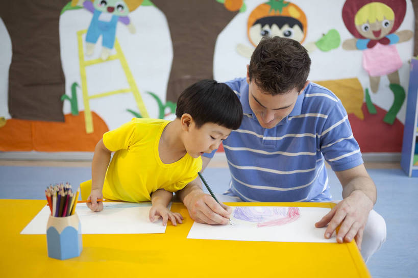 东方人,西方人,婴儿,儿童,中年人,两个人,伙伴,教师,坐,横图,彩色,室内,白天,正面,快乐,友谊,幸福,纯洁,合作,北京,中国,欧洲人,图片,教育,书桌,小孩,背景墙,铅笔,教室,放松,可爱,童年,童趣,外教,幼儿园,摄影,活泼,成长,希望,好奇,未来,学前教育,同伴,宝宝,提问,纯真,烂漫,无邪,乐观,卡通画,伶俐,认真,天真,友情,男孩,男人,男性,年轻男性,美国人,亚洲人,中国人,孩子,年轻人,画画,半身,男生,师生,bj174