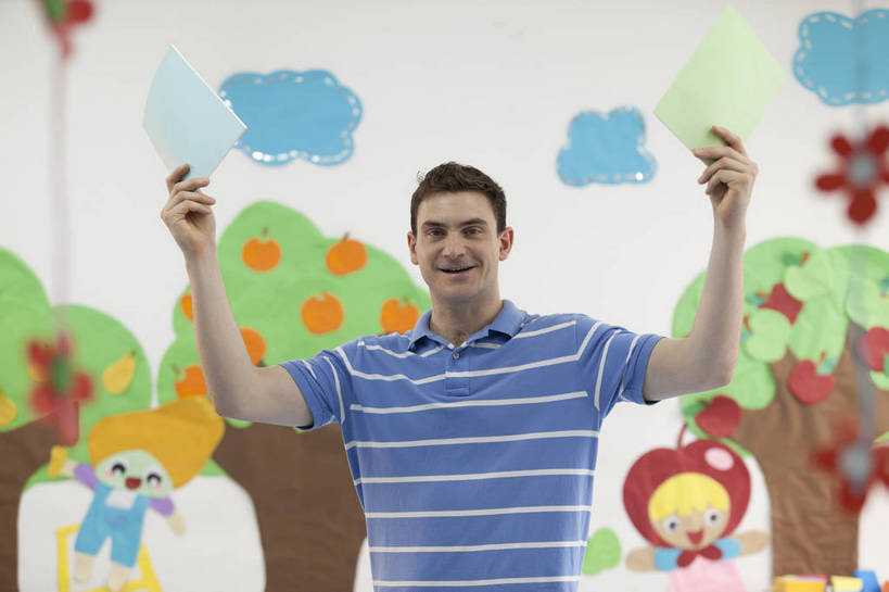 西方人,中年人,一个人,教师,站,横图,彩色,室内,白天,正面,幸福,北京,中国,欧洲人,图片,教育,仅一个年轻男性,背景墙,书本,手势,教室,成熟,放松,比划,讲解,外教,幼儿园,摄影,挥舞,学前教育,乐观,卡通画,认真,男人,男性,年轻男性,美国人,年轻人,半身,bj174