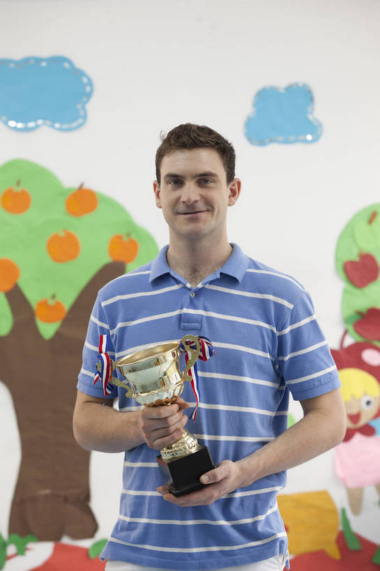 西方人,中年人,一个人,教师,站,竖图,彩色,室内,白天,正面,幸福,北京,中国,欧洲人,图片,教育,仅一个年轻男性,背景墙,教室,展示,成熟,放松,讲解,外教,幼儿园,摄影,学前教育,荣誉,乐观,卡通画,认真,男人,男性,年轻男性,美国人,年轻人,半身,奖杯,bj174