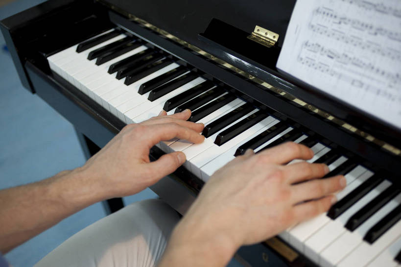 手,一个人,横图,彩色,室内,特写,白天,幸福,北京,中国,表演,艺术,图片,钢琴,琴键,演奏,仅一个年轻男性,背景墙,放松,摄影,弹钢琴,技艺,卡通画,半身,bj174