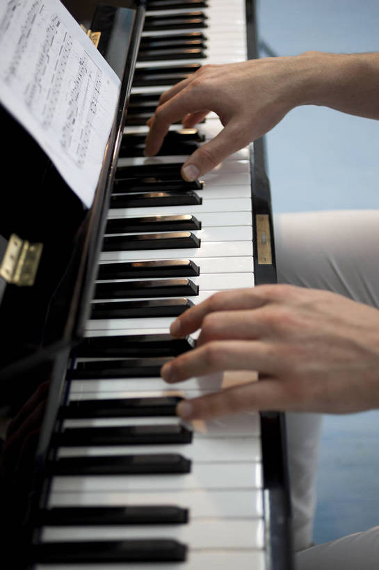 手,一个人,竖图,彩色,室内,特写,白天,幸福,北京,中国,表演,艺术,图片,钢琴,琴键,演奏,仅一个年轻男性,背景墙,放松,摄影,弹钢琴,技艺,卡通画,半身,bj174