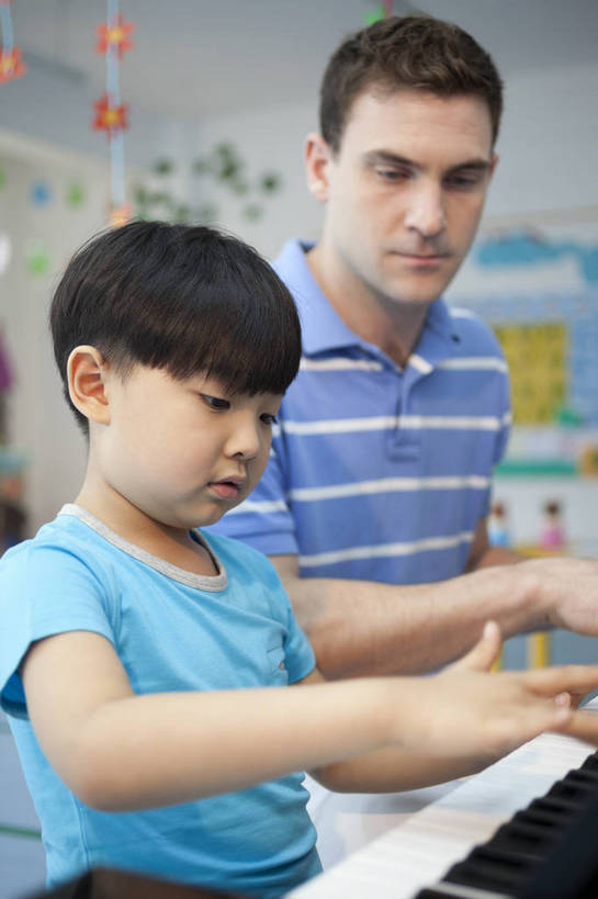 东方人,西方人,婴儿,儿童,中年人,两个人,伙伴,教师,坐,竖图,彩色,室内,白天,侧面,快乐,友谊,幸福,纯洁,合作,北京,中国,欧洲人,图片,钢琴,教育,演奏,小孩,背景墙,教室,放松,可爱,童年,童趣,讲解,外教,幼儿园,摄影,活泼,成长,希望,好奇,演示,未来,学前教育,同伴,宝宝,弹钢琴,纯真,烂漫,无邪,辅导,乐观,传授,卡通画,伶俐,认真,天真,友情,男孩,男人,男性,年轻男性,美国人,亚洲人,中国人,孩子,年轻人,半身,男生,师生,bj174