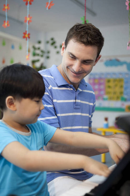 东方人,西方人,婴儿,儿童,中年人,两个人,伙伴,教师,坐,竖图,彩色,室内,白天,侧面,快乐,友谊,幸福,纯洁,合作,北京,中国,欧洲人,图片,钢琴,教育,演奏,小孩,背景墙,教室,放松,可爱,童年,童趣,讲解,外教,幼儿园,摄影,活泼,成长,希望,好奇,演示,未来,学前教育,同伴,宝宝,弹钢琴,纯真,烂漫,无邪,辅导,乐观,传授,卡通画,伶俐,认真,天真,友情,男孩,男人,男性,年轻男性,美国人,亚洲人,中国人,孩子,年轻人,半身,男生,师生,bj174