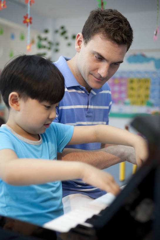 东方人,西方人,婴儿,儿童,中年人,两个人,伙伴,教师,坐,竖图,彩色,室内,白天,侧面,快乐,友谊,幸福,纯洁,合作,北京,中国,欧洲人,图片,钢琴,教育,演奏,小孩,背景墙,教室,放松,可爱,童年,童趣,讲解,外教,幼儿园,摄影,活泼,成长,希望,好奇,演示,未来,学前教育,同伴,宝宝,弹钢琴,纯真,烂漫,无邪,辅导,乐观,传授,卡通画,伶俐,认真,天真,友情,男孩,男人,男性,年轻男性,美国人,亚洲人,中国人,孩子,年轻人,半身,男生,师生,bj174