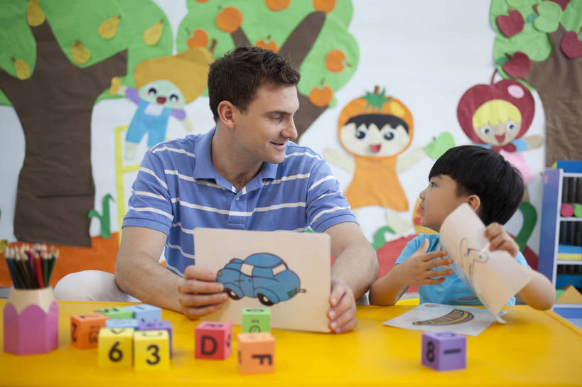 东方人,西方人,婴儿,儿童,中年人,两个人,伙伴,教师,坐,横图,彩色,室内,白天,正面,游戏,快乐,友谊,幸福,纯洁,智慧,合作,拼图,玩具,北京,中国,欧洲人,数字,图片,字母,教育,玩,娱乐,书桌,小孩,背景墙,休闲,教室,积木,放松,可爱,童年,童趣,益智,讲解,外教,幼儿园,摄影,活泼,成长,活动,希望,好奇,思维,未来,发泄,消遣,学前教育,智力,同伴,宝宝,摆弄,想象,纯真,烂漫,无邪,宣泄,乐观,卡通画,伶俐,天真,友情,男孩,男人,男性,年轻男性,美国人,亚洲人,中国人,孩子,年轻人,举起,玩耍,嬉戏,半身,男生,师生,bj174