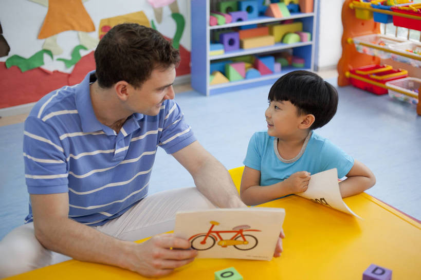 东方人,西方人,婴儿,儿童,中年人,两个人,伙伴,教师,坐,横图,彩色,室内,白天,侧面,快乐,友谊,幸福,纯洁,合作,拼图,北京,中国,欧洲人,数字,图片,字母,教育,书桌,小孩,背景墙,教室,积木,放松,可爱,童年,童趣,讲解,外教,幼儿园,摄影,活泼,成长,希望,好奇,未来,学前教育,同伴,宝宝,摆弄,纯真,烂漫,无邪,乐观,卡通画,伶俐,天真,友情,男孩,男人,男性,年轻男性,美国人,亚洲人,中国人,孩子,年轻人,举起,玩耍,半身,男生,师生,bj174