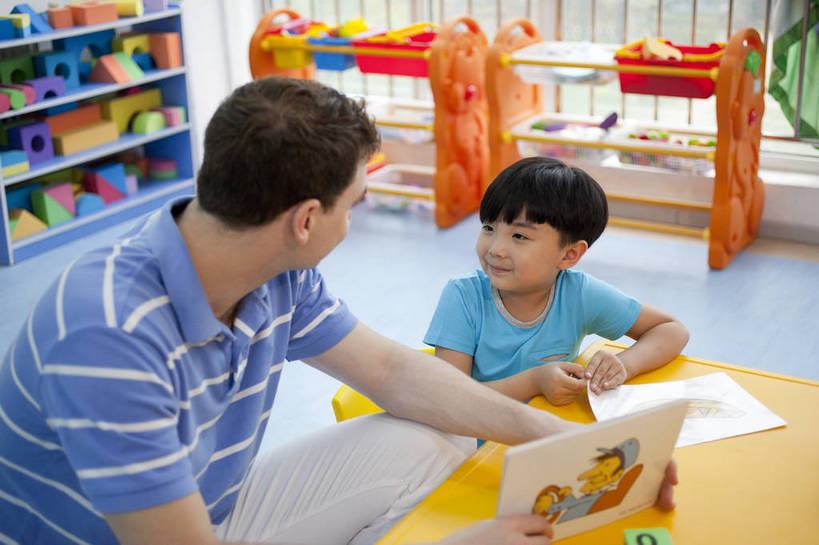 东方人,西方人,婴儿,儿童,中年人,两个人,伙伴,教师,坐,横图,彩色,室内,白天,侧面,快乐,友谊,幸福,纯洁,合作,拼图,北京,中国,欧洲人,数字,图片,字母,教育,书桌,小孩,背景墙,教室,积木,放松,可爱,童年,童趣,讲解,外教,幼儿园,摄影,活泼,成长,希望,好奇,未来,学前教育,同伴,宝宝,摆弄,纯真,烂漫,无邪,乐观,卡通画,伶俐,天真,友情,男孩,男人,男性,年轻男性,美国人,亚洲人,中国人,孩子,年轻人,举起,玩耍,半身,男生,师生,bj174